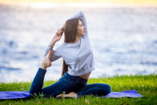 卖房产权人未出面未签受托有效么