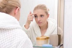 四十多岁的女人皮肤干燥怎么办（40岁皮肤干燥的原因）